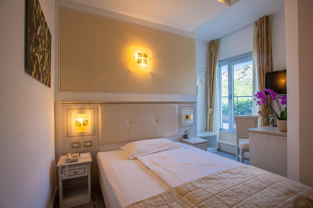 Hotel Lido Blu - Surf & Bike Torbole Sul Garda Bagian luar foto