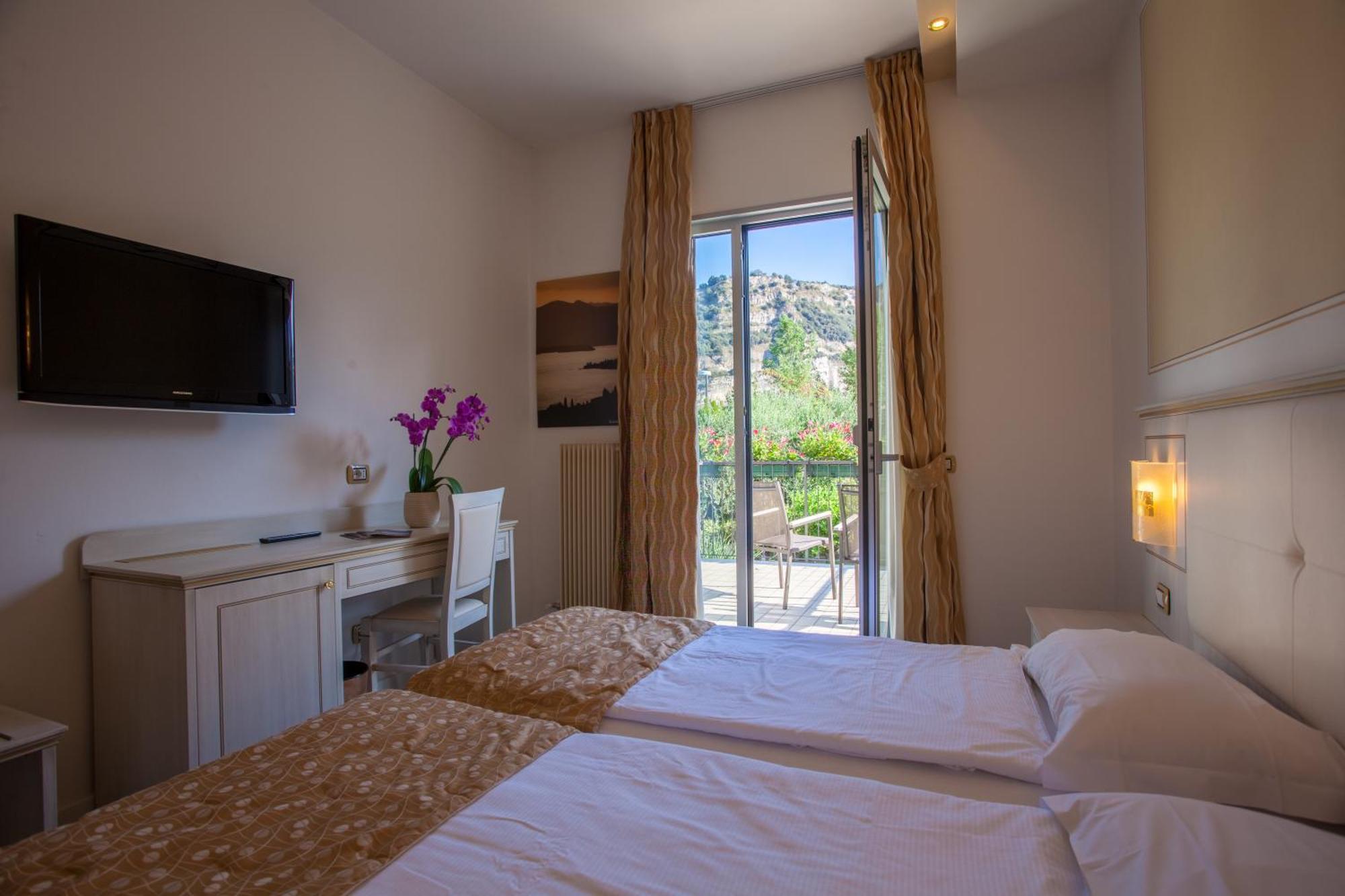 Hotel Lido Blu - Surf & Bike Torbole Sul Garda Ruang foto