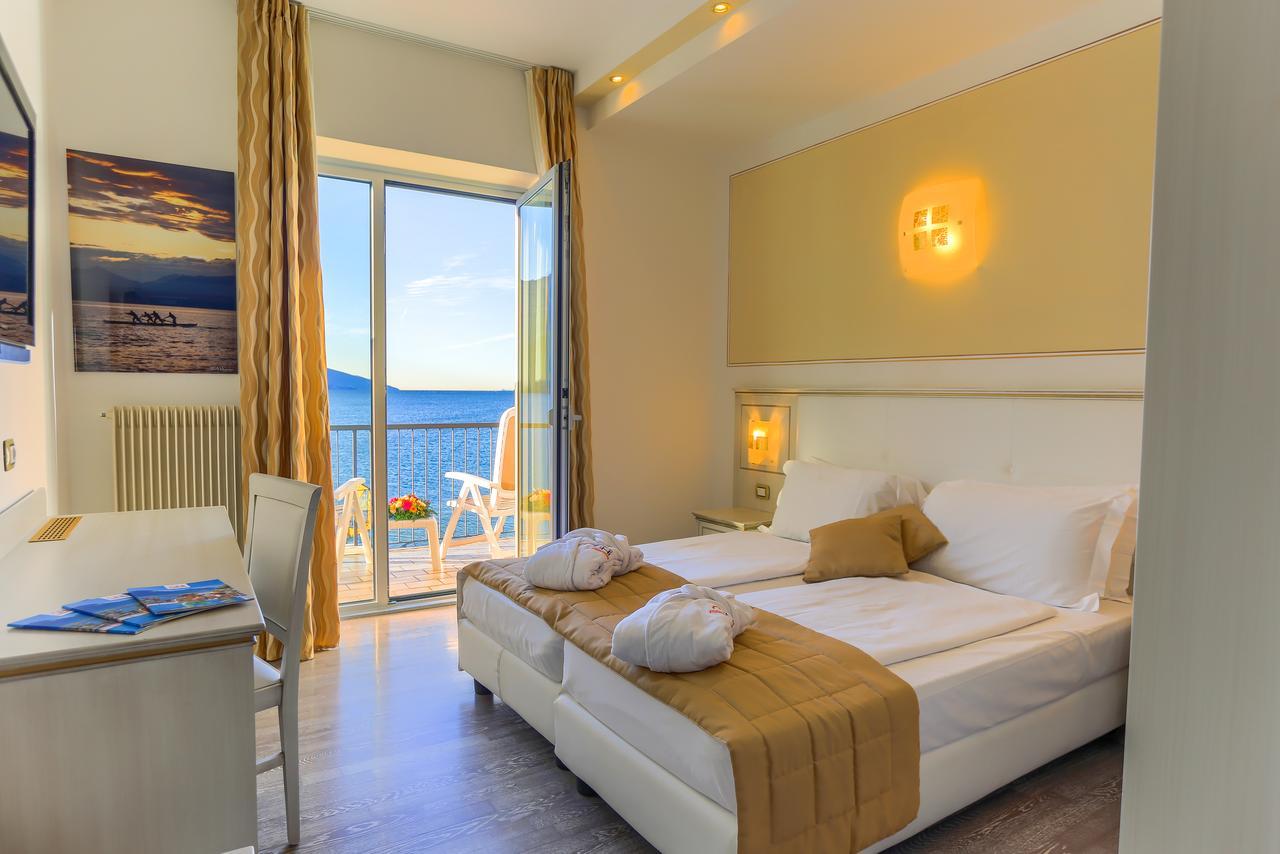 Hotel Lido Blu - Surf & Bike Torbole Sul Garda Bagian luar foto