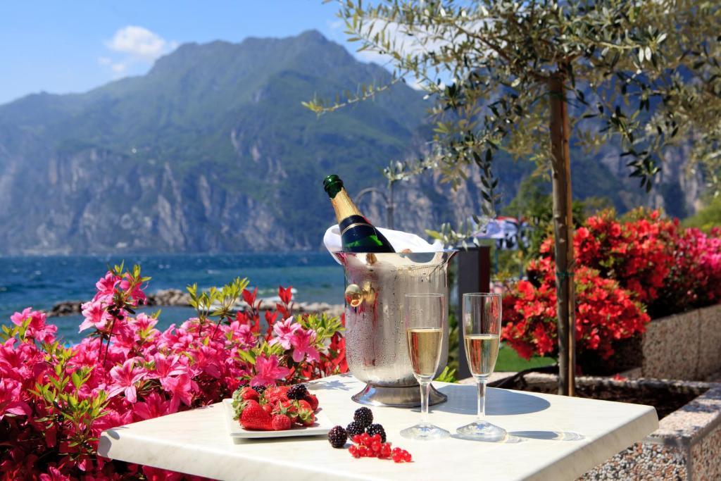 Hotel Lido Blu - Surf & Bike Torbole Sul Garda Bagian luar foto