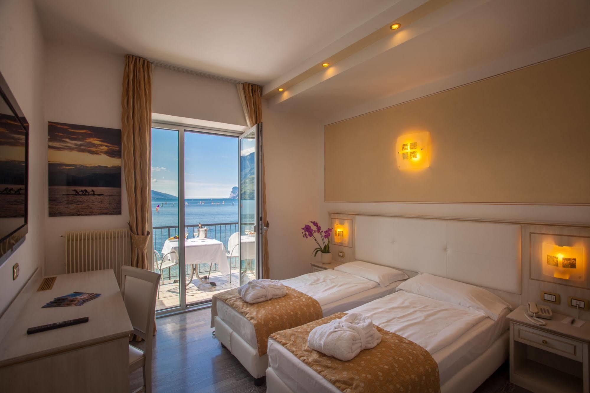 Hotel Lido Blu - Surf & Bike Torbole Sul Garda Bagian luar foto