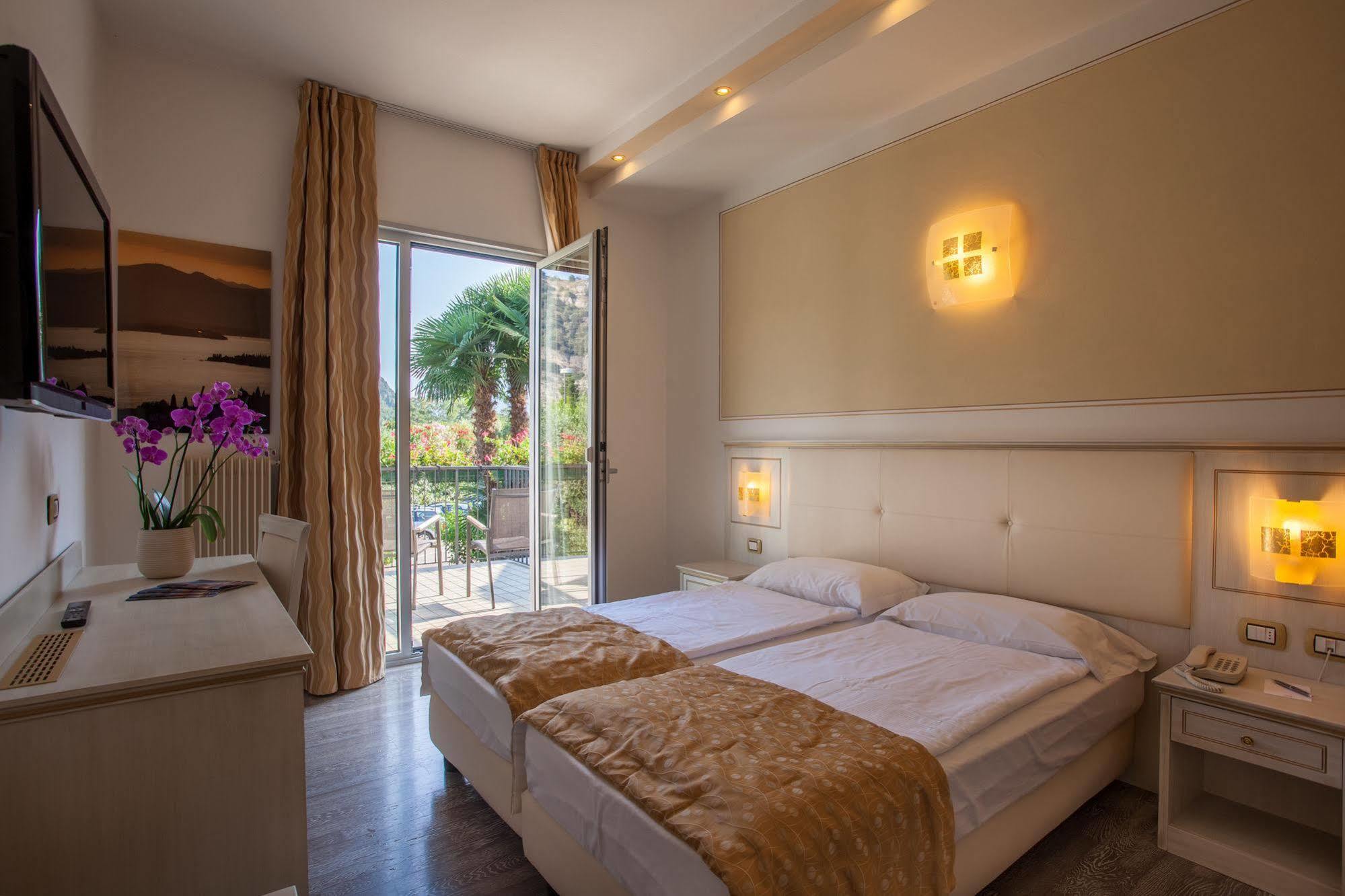 Hotel Lido Blu - Surf & Bike Torbole Sul Garda Bagian luar foto