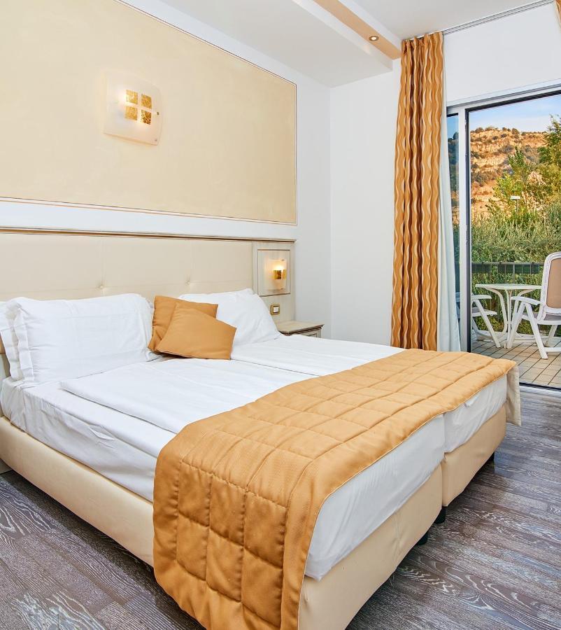 Hotel Lido Blu - Surf & Bike Torbole Sul Garda Bagian luar foto